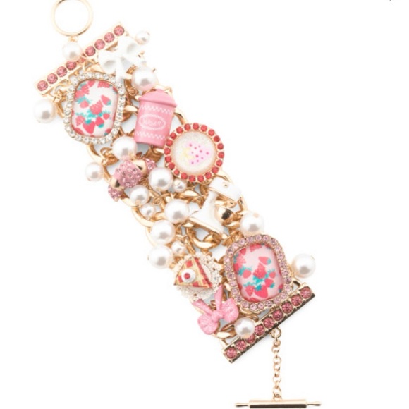Betsey Johnson Jewelry - NWT 🧁🍰Betsey Johnson Sweet Bakery Charm Toggle Bracelet